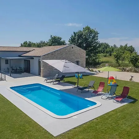 Holiday home Levak